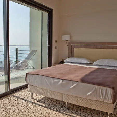 Azur Hotel 4*