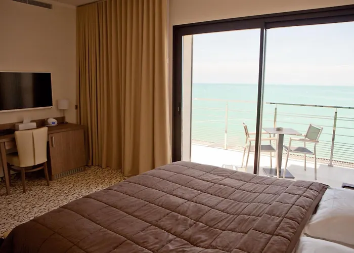 Azur Szálloda Villeneuve-Loubet