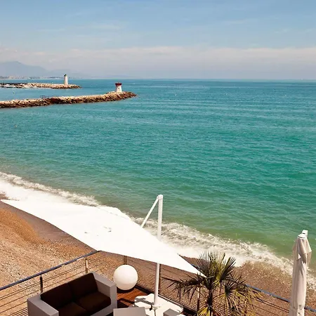 Azur Hotel 4*
